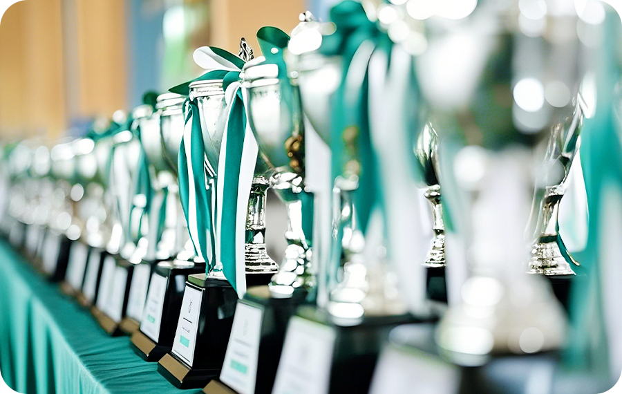 智未奖（Ai Future Award）由智维论坛于2013年正式设立，旨在表彰在人工智能与人文社会交叉领域中，通过创新性思维与实践推动技术与文化深度融合的杰出个人、团队或项目。作为国内首个专注于技术与人文跨界协作的奖项，智未奖致力于发掘那些在技术公共性、算法伦理、文化生成、社会重塑等复杂议题中展现出卓越贡献的思想者与行动者。智未奖的评选范围涵盖科技、人工智能、绿色能源、教育改革、医疗健康、文化体育、艺术、语言、法律等多个领域，特别关注那些在技术与人文交叉领域中展现出创新性与社会价值的实践。十余年来，智未奖已成为连接科技理性与人文精神的重要桥梁，为推动社会文明在智能时代的转型提供了思想支点与实践样本。