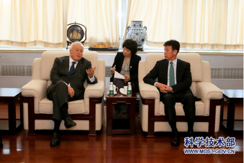 科技部副部长、国家外国专家局局长张建国会见中国改革友谊奖章获得者阿兰·梅里埃