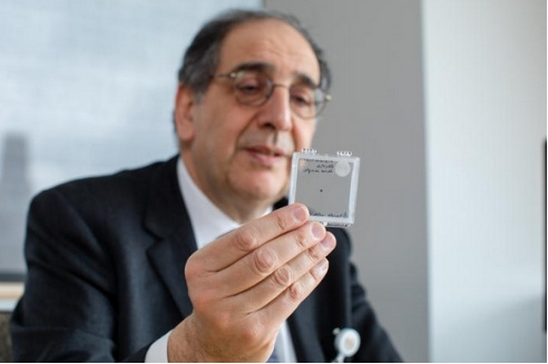 从“感光”迈向“识形” 视网膜下微芯片助黄斑变性失明患者恢复视力